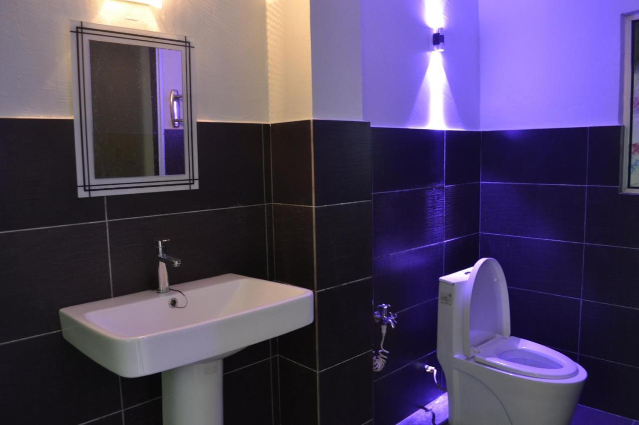 Pine Hotel Batu Gajah Buitenkant foto