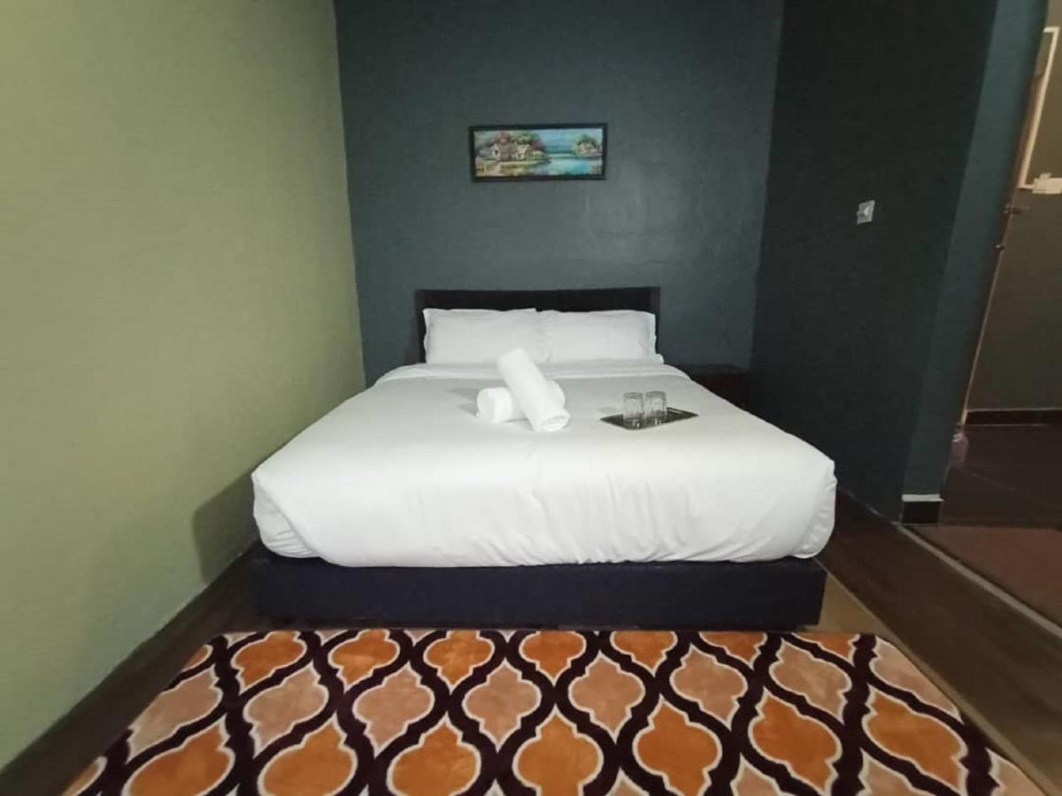 Pine Hotel Batu Gajah Buitenkant foto