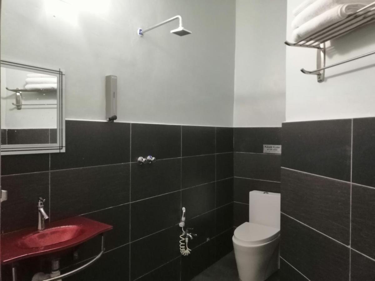 Pine Hotel Batu Gajah Buitenkant foto
