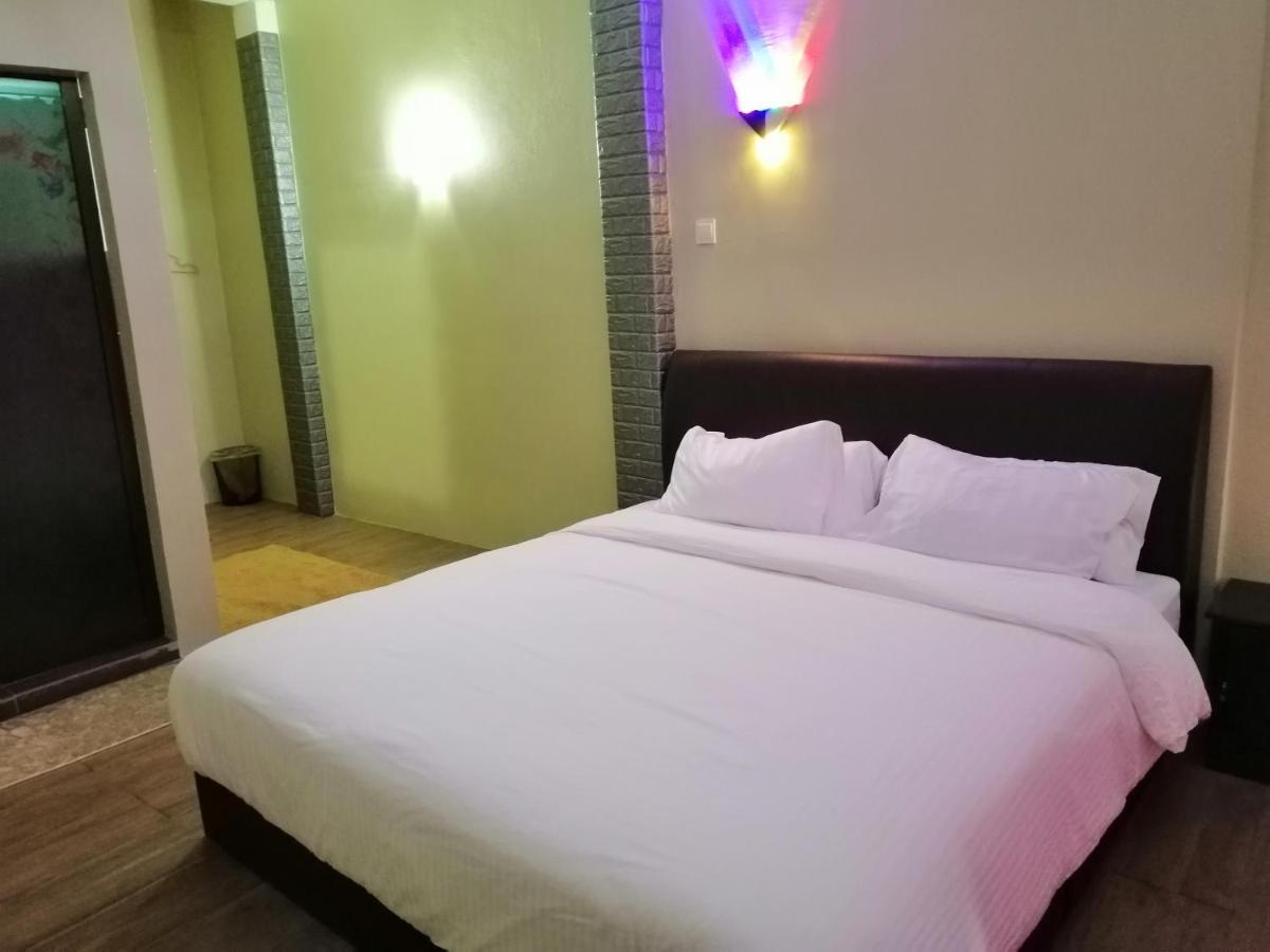 Pine Hotel Batu Gajah Buitenkant foto